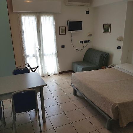 Hotel Residence Adriana Чезенатико Екстериор снимка