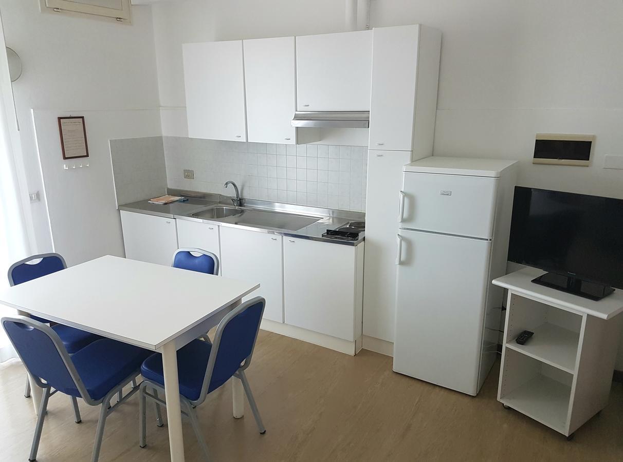 Hotel Residence Adriana Чезенатико Екстериор снимка