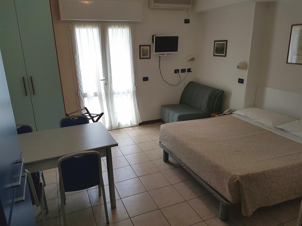 Hotel Residence Adriana Чезенатико Екстериор снимка