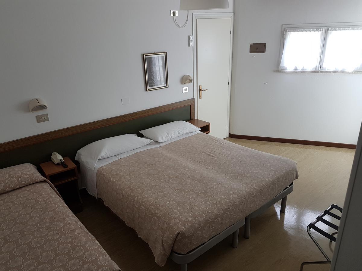 Hotel Residence Adriana Чезенатико Екстериор снимка